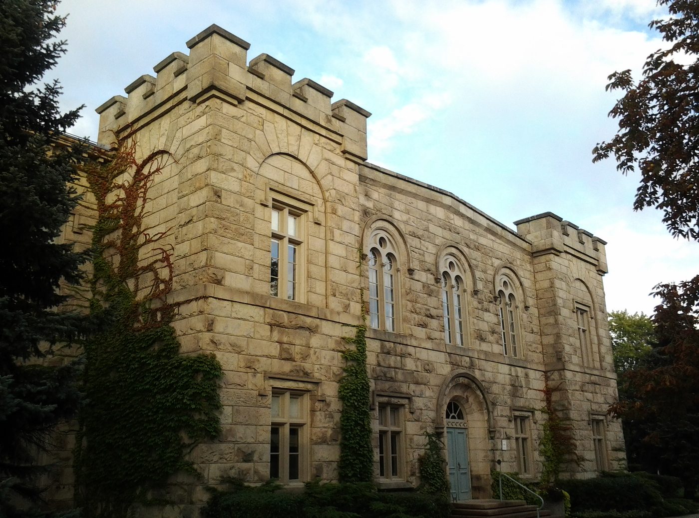 The Halton County Courthouse in downtown Milton — Sensible serves commercial and industrial buildings across Milton, Ontario
